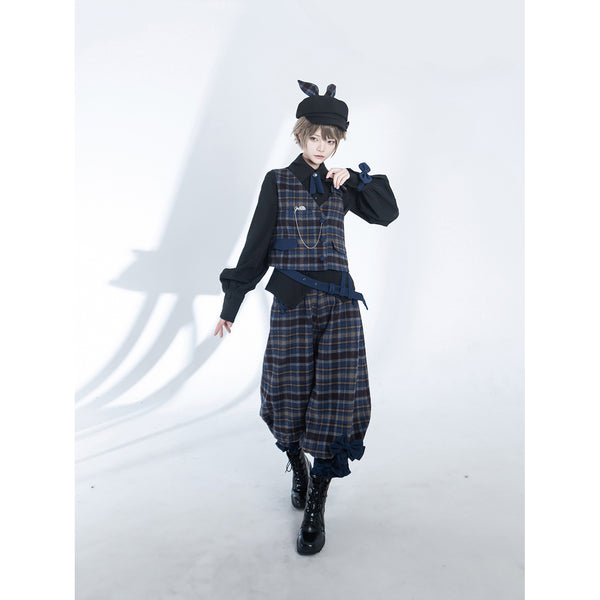 黒の執事のリボンベストとクロップドパンツとプリーツブラウス