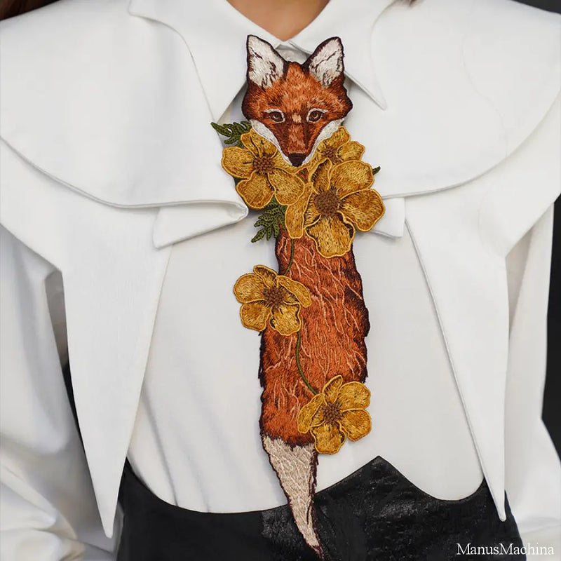 花に遊ぶ狐の刺繍ネクタイ