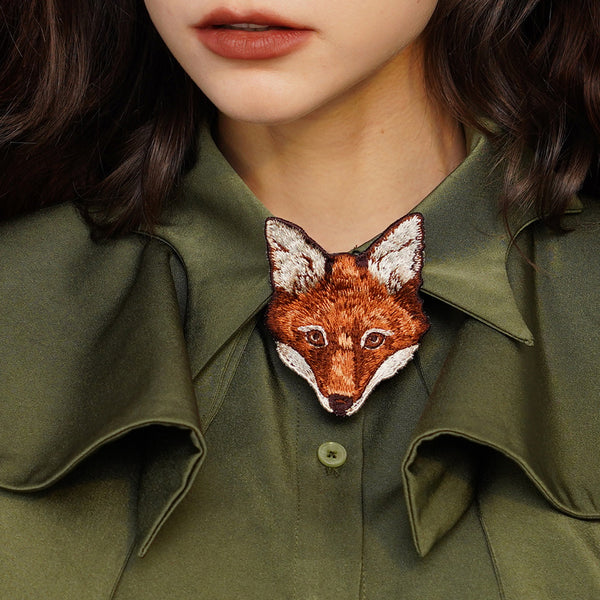 狐の刺繍の襟飾り
