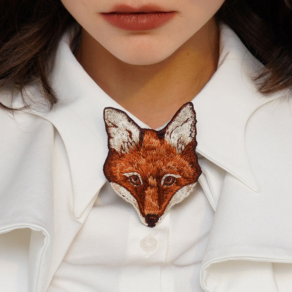 狐の刺繍の襟飾り