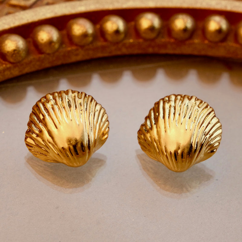 金色の貝殻の耳飾り