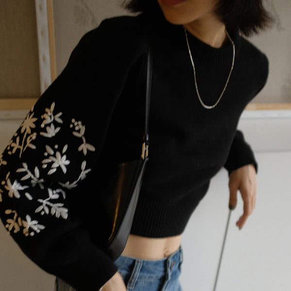 漆黒の花の刺繍ニットセーター