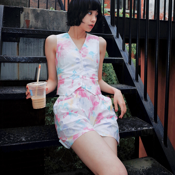 A butterfly skirt that dances in the twilight