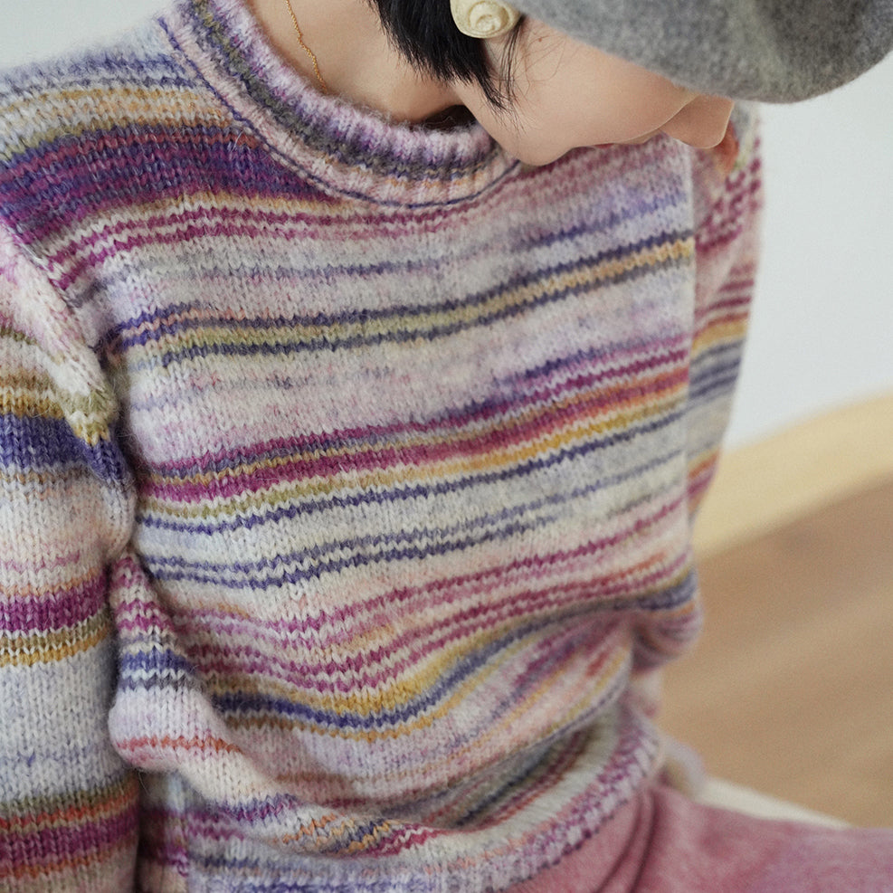 雨上がりの虹色ニットセーターとマフラー　–　ManusMachina