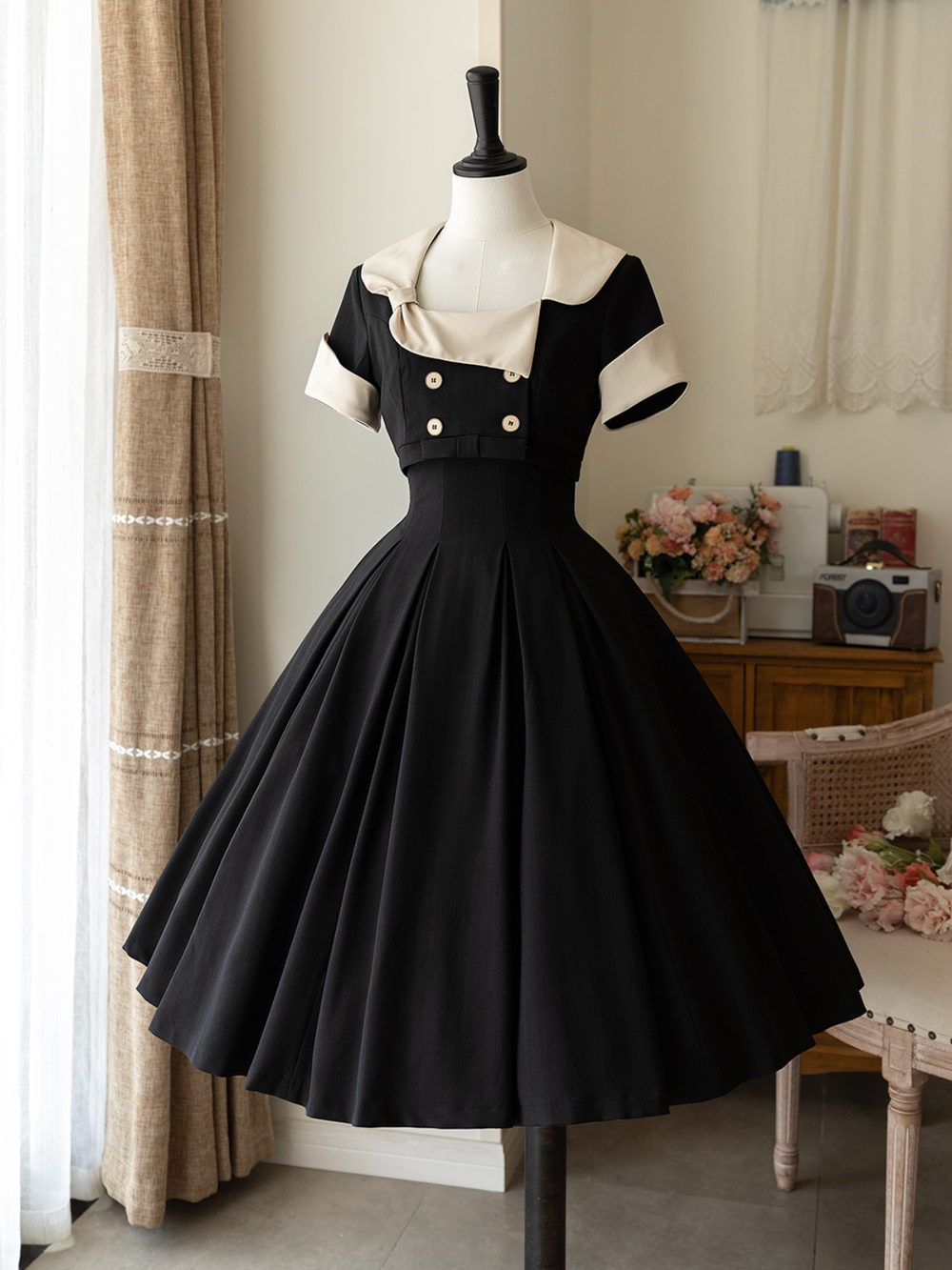 巴里のお嬢様のクラシカルワンピースとショートジャケット（ブラック