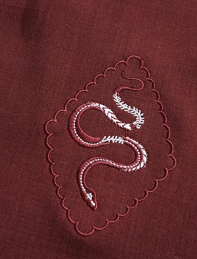 深紅の蛇刺繍クラシカルワンピースと大蛇柄エプロン[2023年10月中旬-下旬発送予定]
