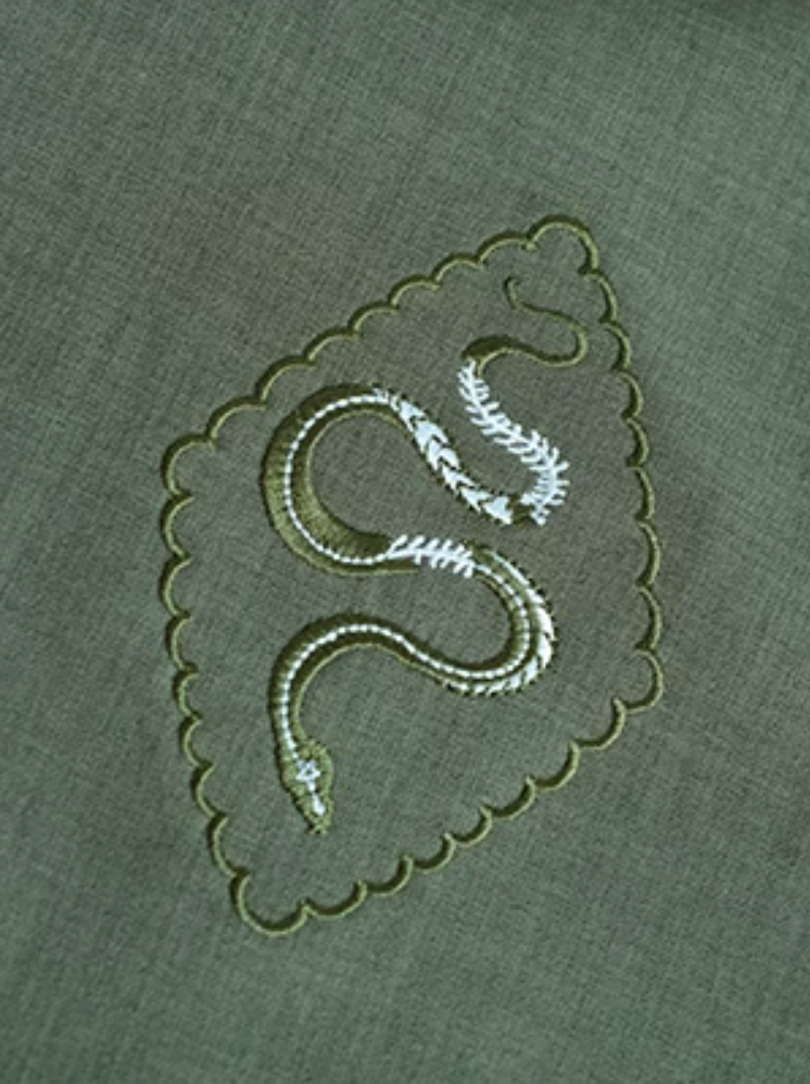 灰緑の蛇刺繍クラシカルワンピースと大蛇柄エプロン[2023年10月中旬-下旬発送予定]