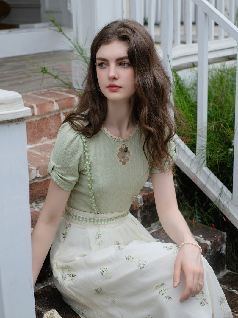 植物刺繍のハイウエストスカートと花刺繍スリムトップス