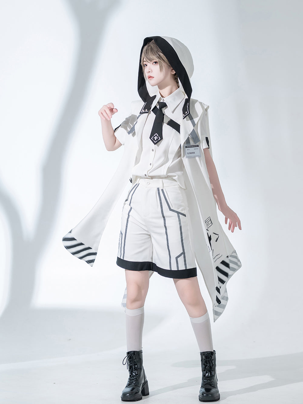 秘密研究員のフードマントとブラウスとハーフパンツ – ManusMachina