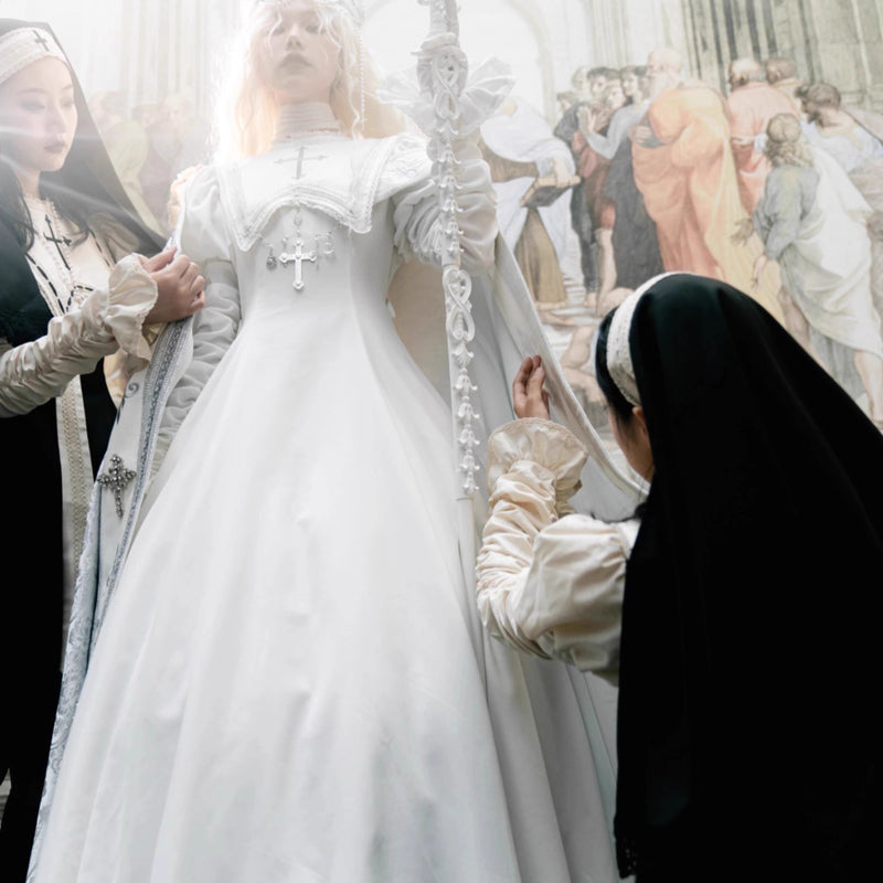 月夜の修道女の刺繍ワンピース - White（シャーリングスリーブ）[2025年12月上旬-2026年1月上旬発送予定]