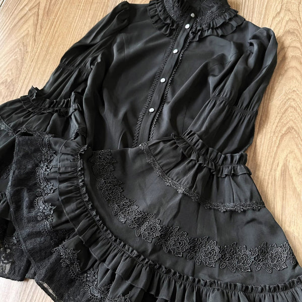 黒薔薇の刺繍ゴシックブラウス[2025年12月中旬-2026年1月中旬発送予定]