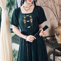 暗闇の蛇の刺繍ワンピース