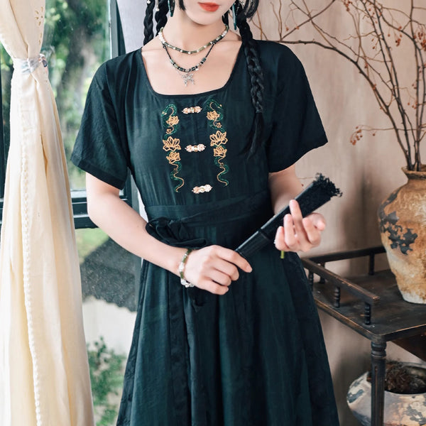 暗闇の蛇の刺繍ワンピース