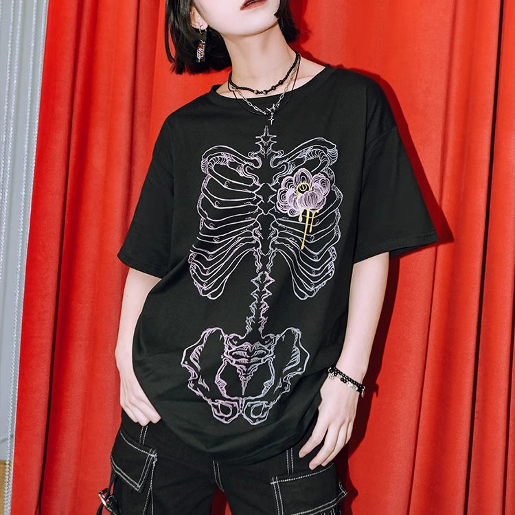 骨格標本と芍薬のTシャツ