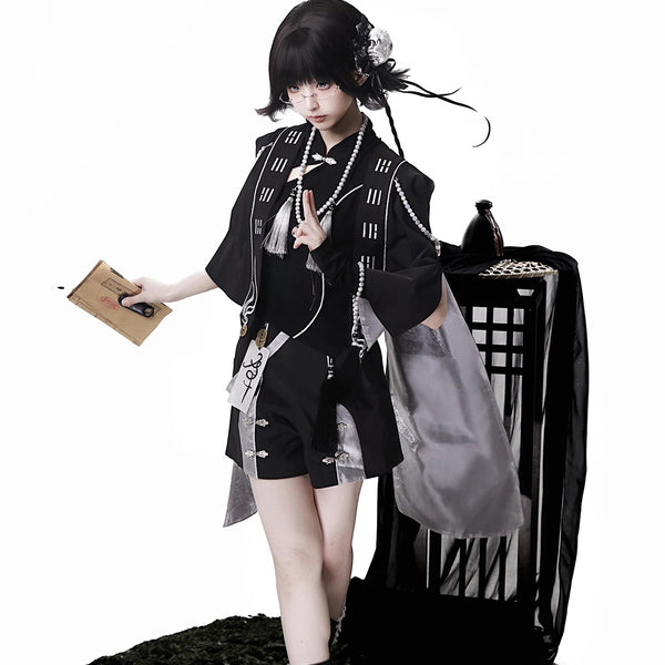 退魔師のお嬢様ケープとトップスとショートパンツ