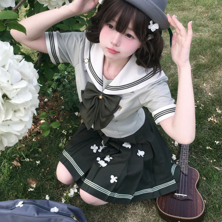 薄緑のお嬢様のセーラーブラウスとプリーツスカート