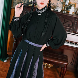 唐草文様の刺繍ブラウス