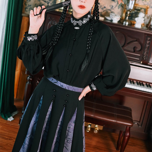 唐草文様の刺繍ブラウス