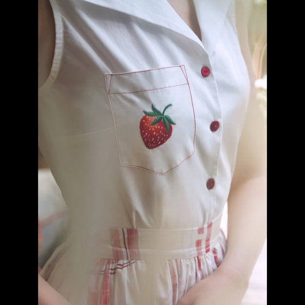 苺の果実の刺繍ノースリーブシャツ
