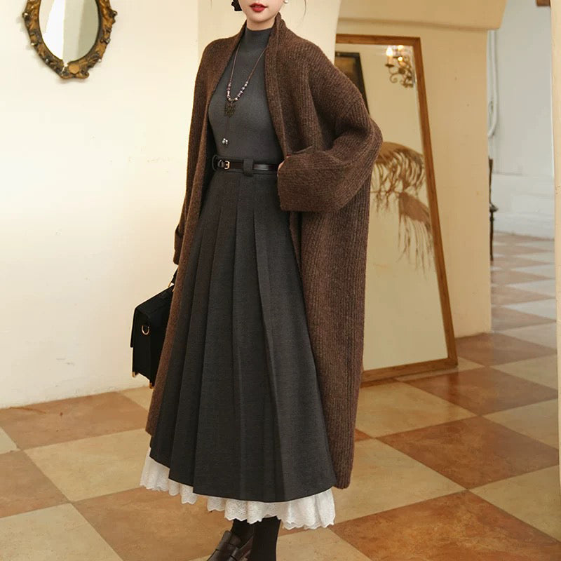 深灰色のお嬢様のプリーツロングスカート