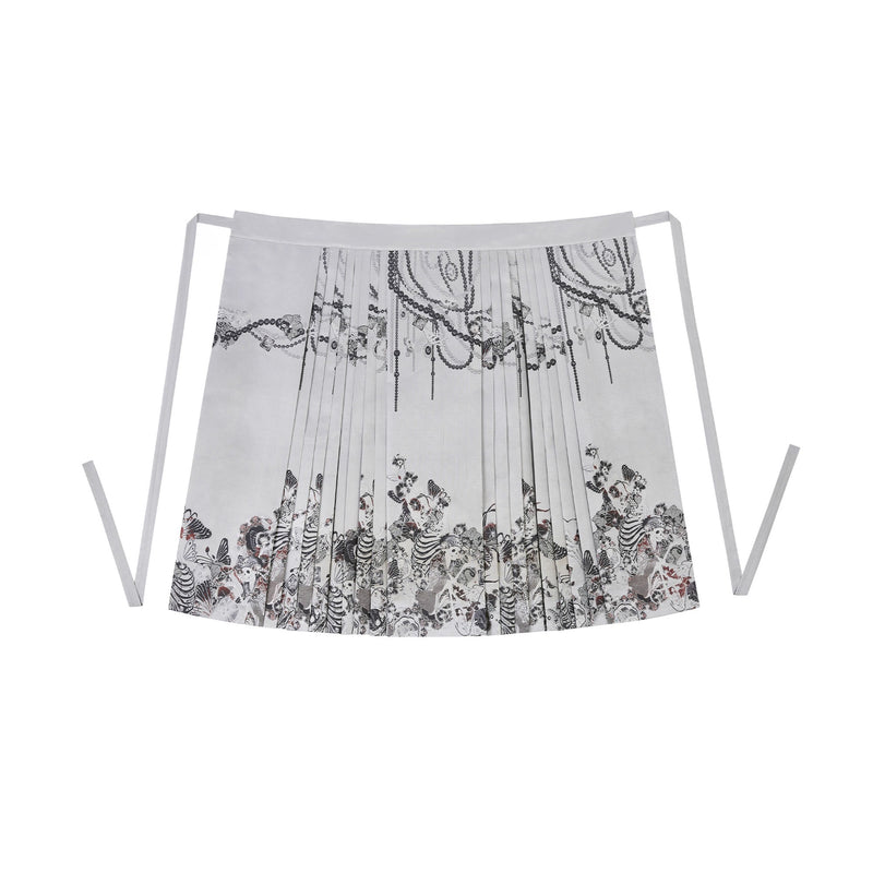 骸骨と花鳥図トップスと刺繍エプロンとプリーツスカート