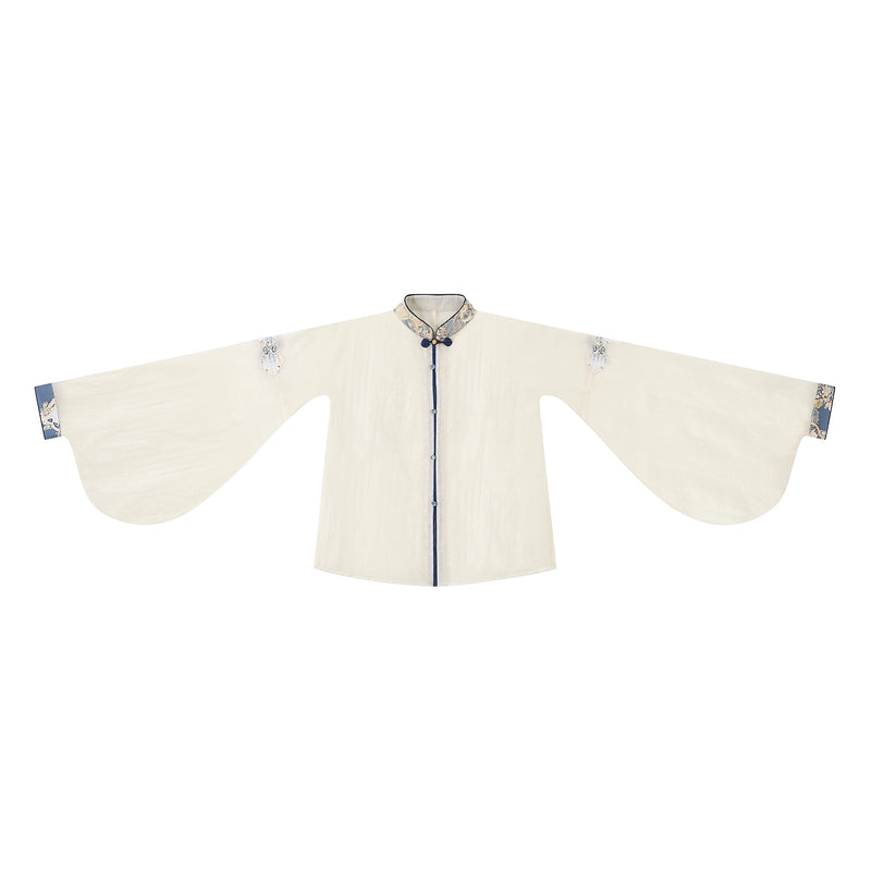 花に遊ぶ子羊の刺繍ストラップワンピースとトップス