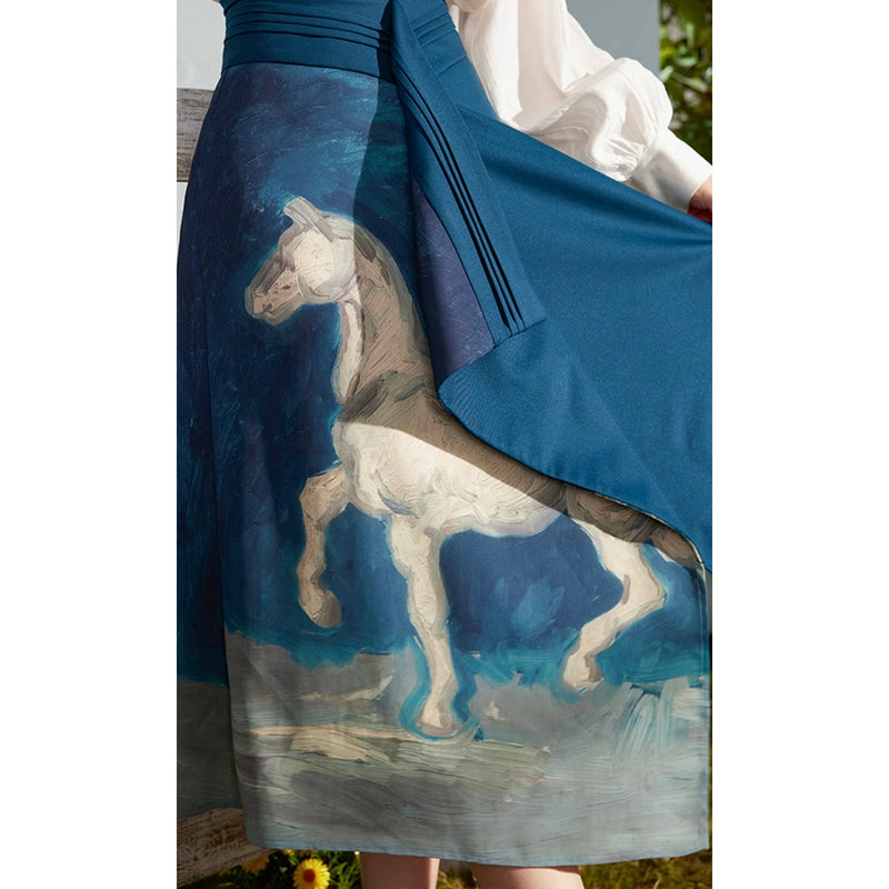 馬の石膏像のアシンメトリースカート