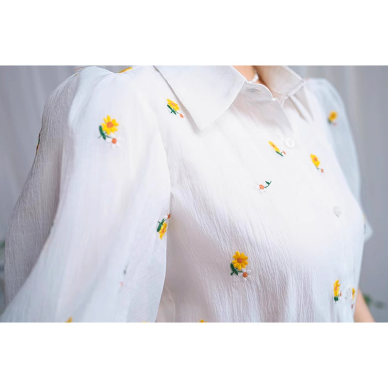 藤黄の花の刺繍ブラウス