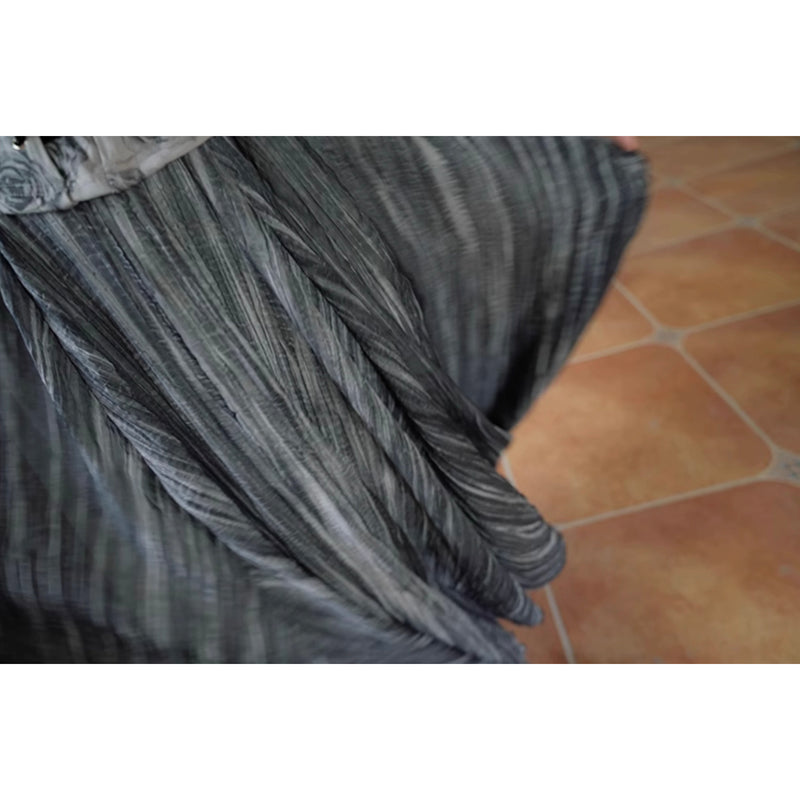 霧灰の縞柄ロングドレープスカート