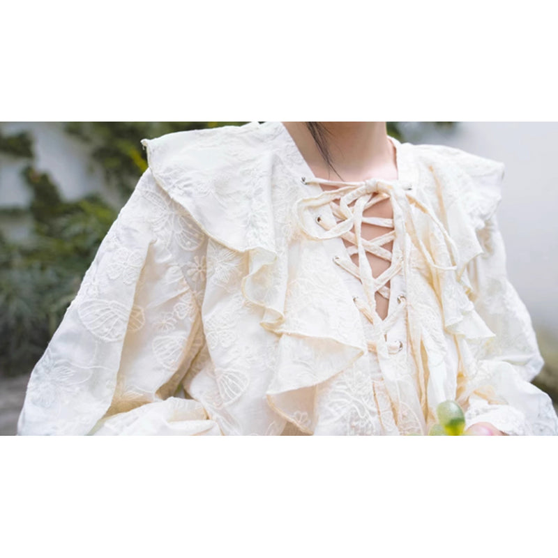 蝶々と花の刺繍ヴィクトリアンブラウス