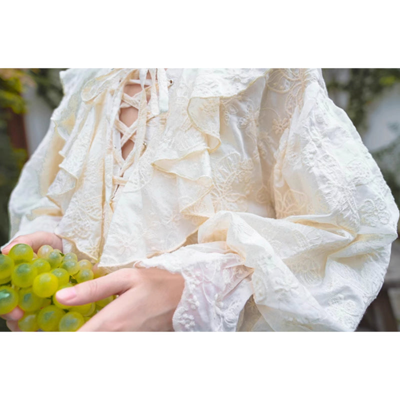 蝶々と花の刺繍ヴィクトリアンブラウス