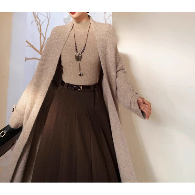 焦茶色のお嬢様のプリーツロングスカート