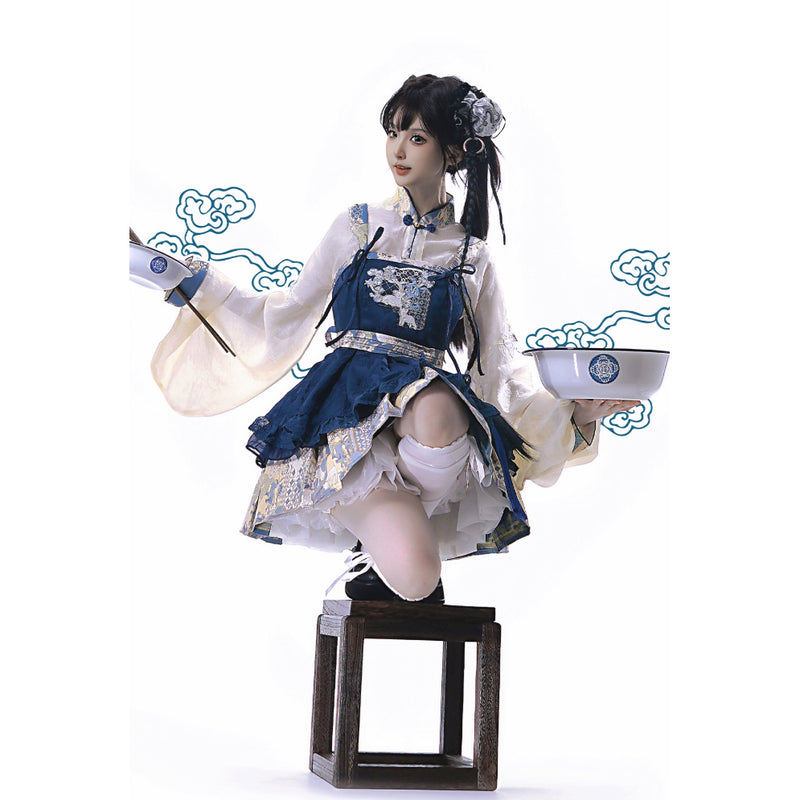 花に遊ぶ子羊の刺繍ストラップワンピースとトップス