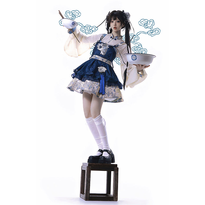 花に遊ぶ子羊の刺繍ストラップワンピースとトップス