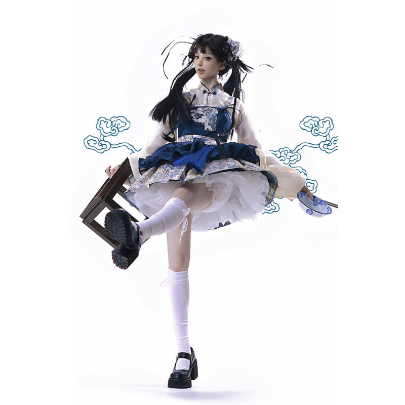 花に遊ぶ子羊の刺繍ストラップワンピースとトップス