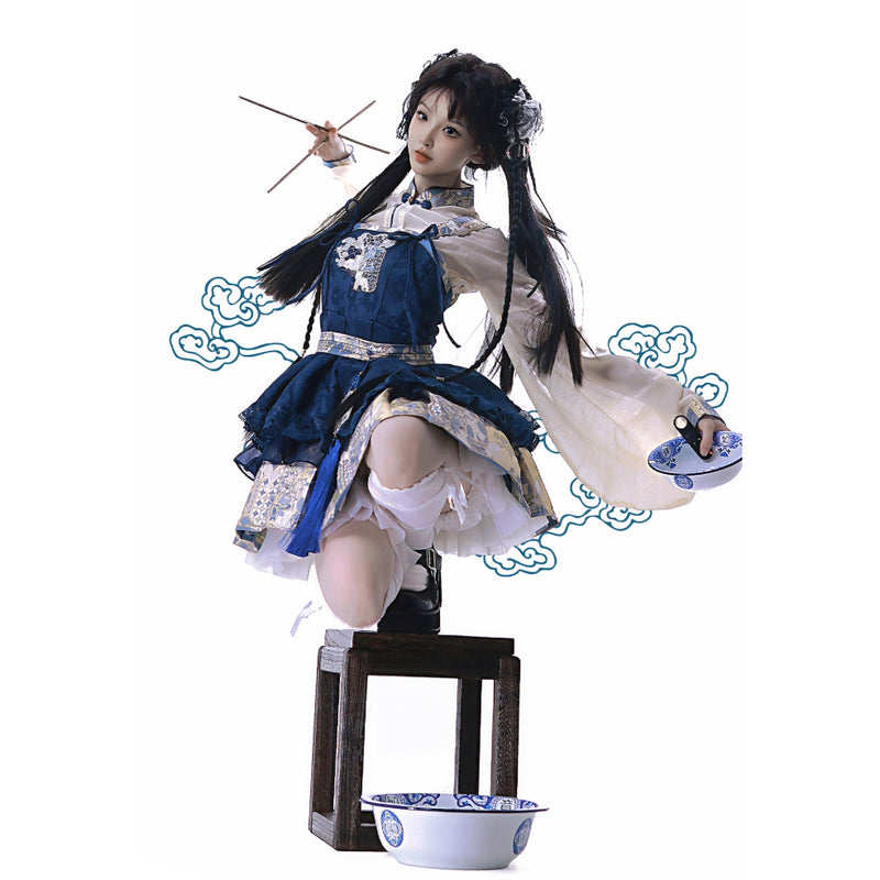 花に遊ぶ子羊の刺繍ストラップワンピースとトップス