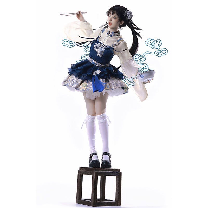 花に遊ぶ子羊の刺繍ストラップワンピースとトップス