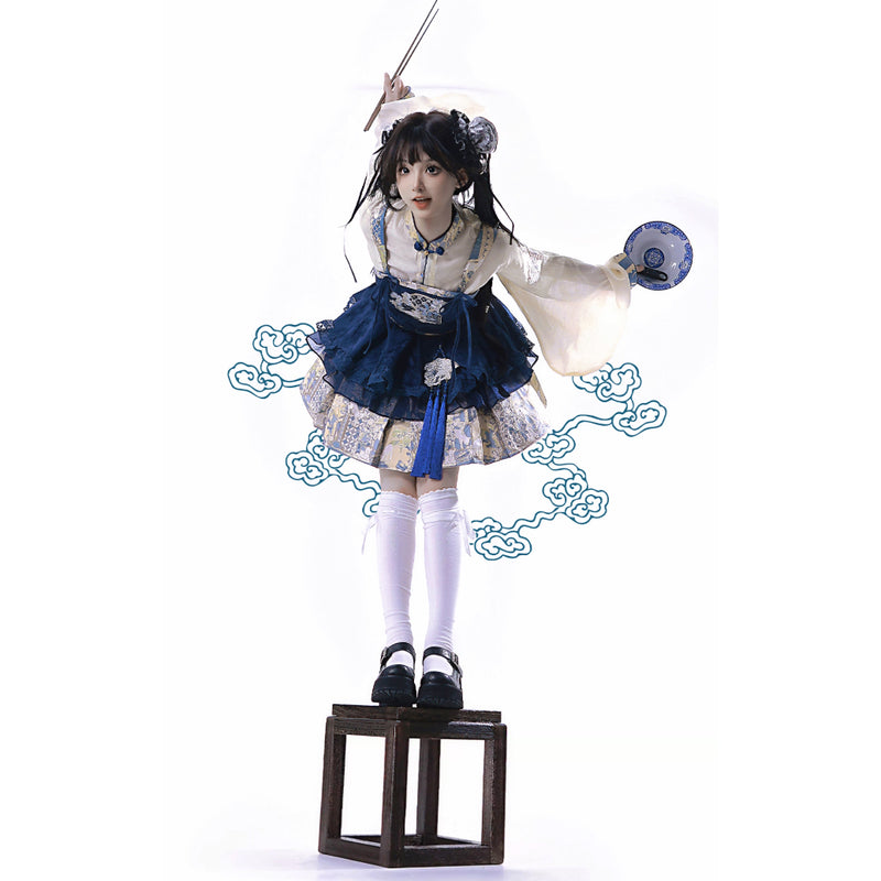 花に遊ぶ子羊の刺繍ストラップワンピースとトップス