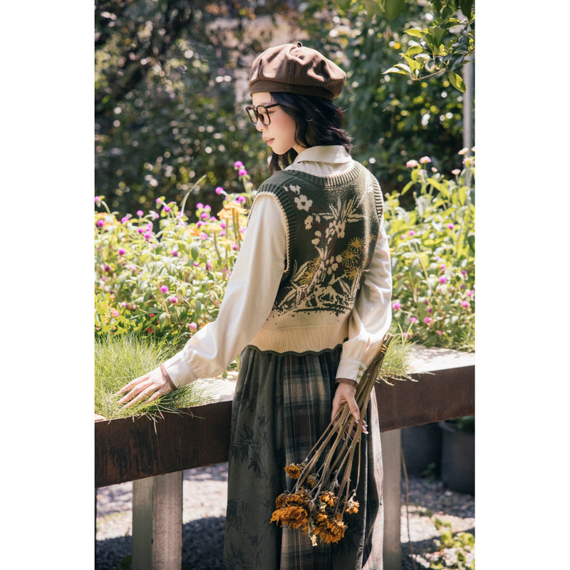植物文様のニットベストとブラウスとスカート