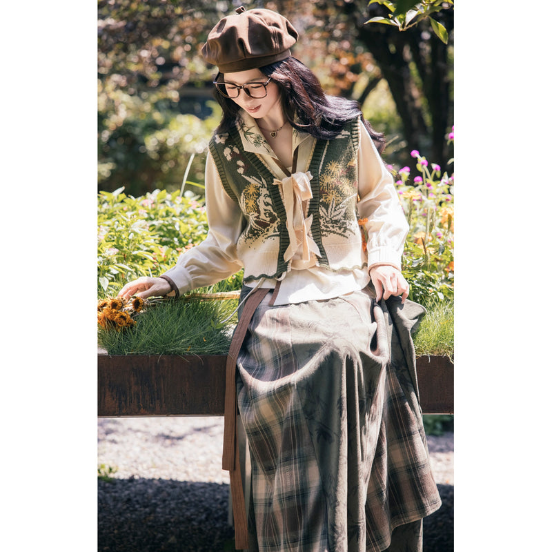 植物文様のニットベストとブラウスとスカート