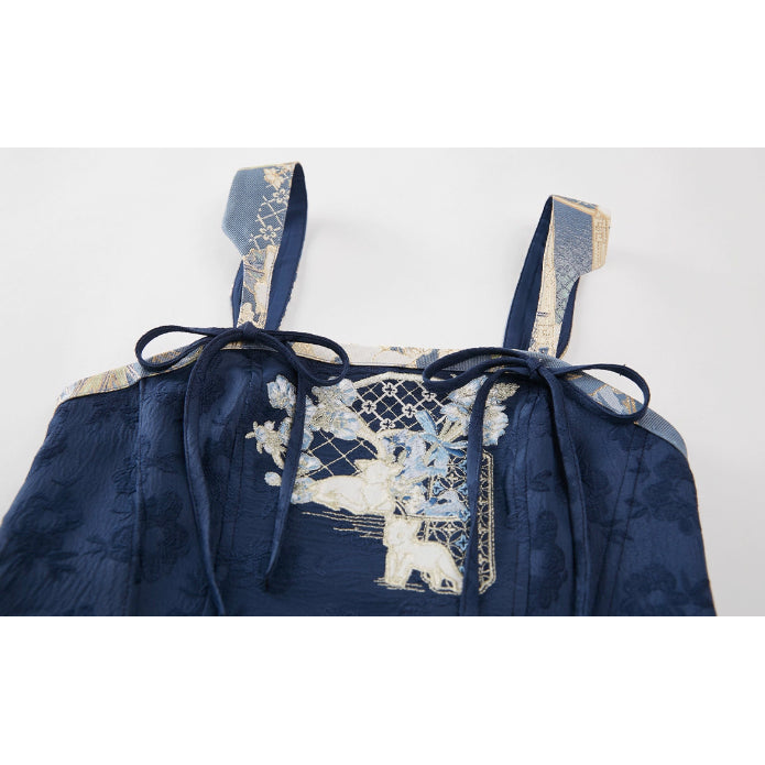 花に遊ぶ子羊の刺繍ストラップワンピースとトップス