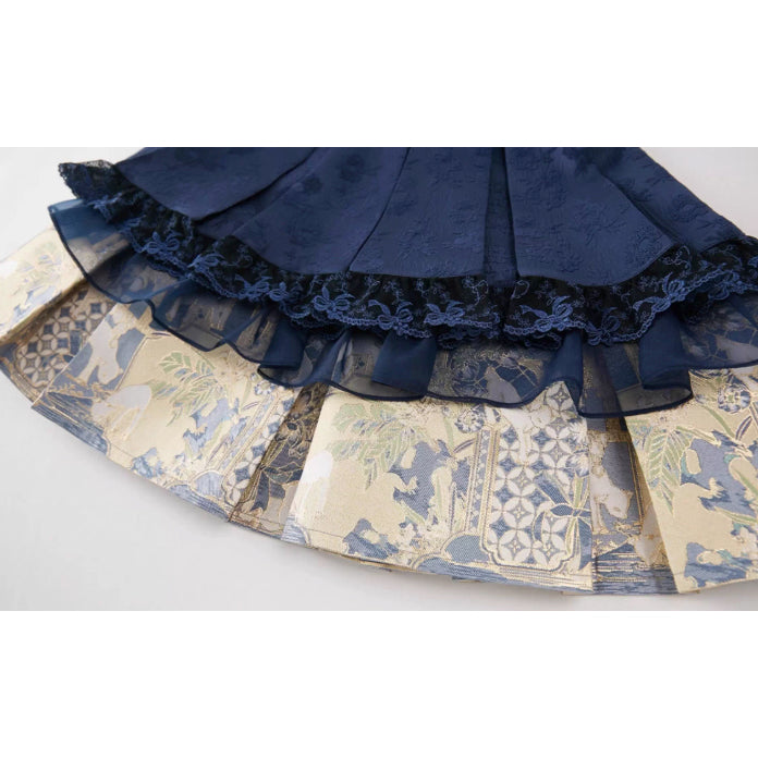 花に遊ぶ子羊の刺繍ストラップワンピースとトップス