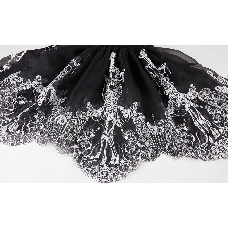 骸骨と花鳥図トップスと刺繍エプロンとプリーツスカート