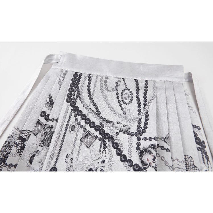 骸骨と花鳥図トップスと刺繍エプロンとプリーツスカート