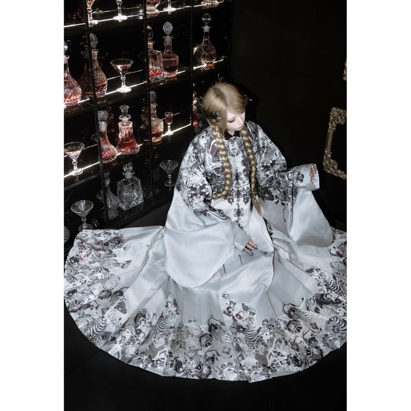 骸骨と花鳥図トップスと刺繍エプロンとプリーツスカート