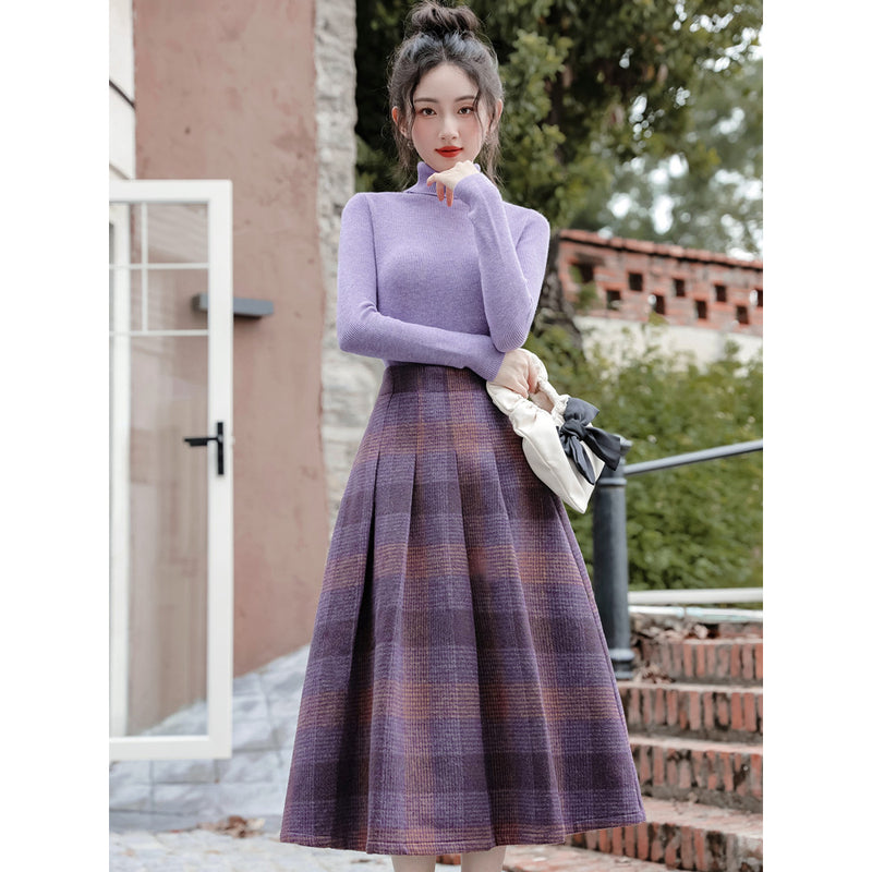 藤紫の格子柄レトロスカートとタートルネックセーター