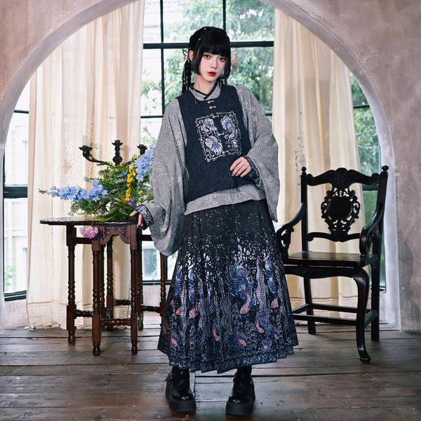 闘魚の刺繍ベストとトップスとプリーツスカート