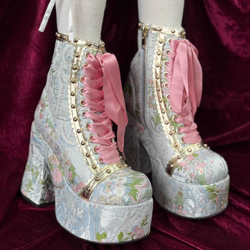 王侯貴族の刺繍レースアップブーツ
