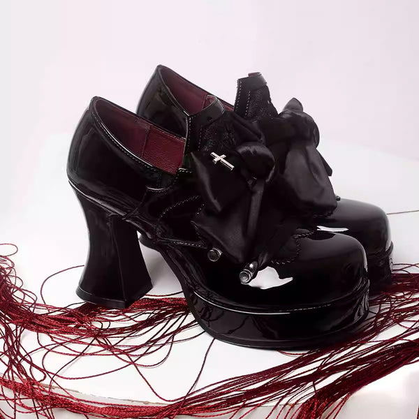 十字架とリボンのゴシックヒールパンプス - Enamel Black[2025年9月上旬-9月下旬発送予定]