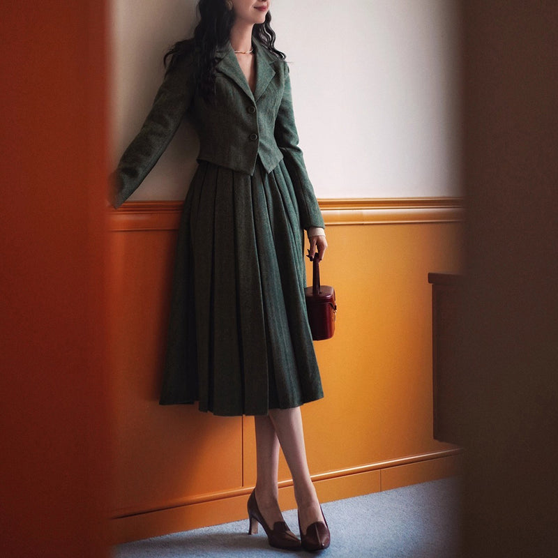 深緑の貴婦人ジャケットとベストとプリーツスカート